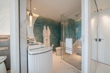 125tMeliaPattayaCity-Deluxe Room Sea View King Bed Bathroom