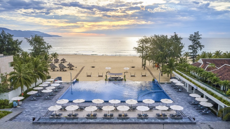 Pool-Beach-View Pullman-Danang