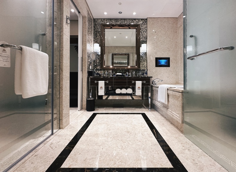 Room 3319_Deluxe King(15).jpg