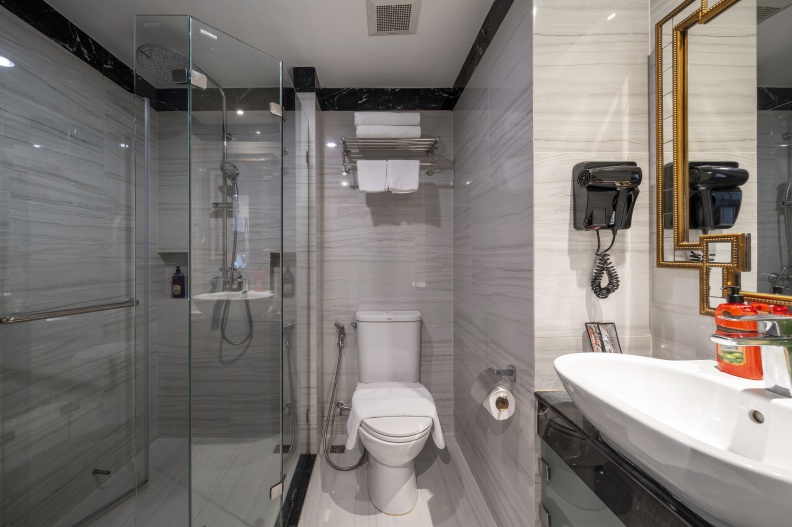 Deluxe - Bathroom.jpg