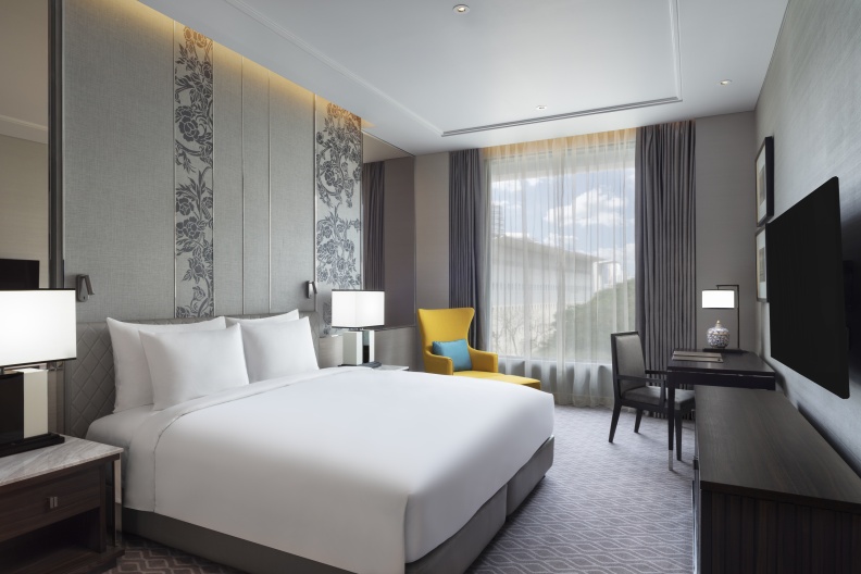 Sindhorn Kempinski Hotel 2 Bedroom Grand Executive Suite King Bedroom Final High Res 16953