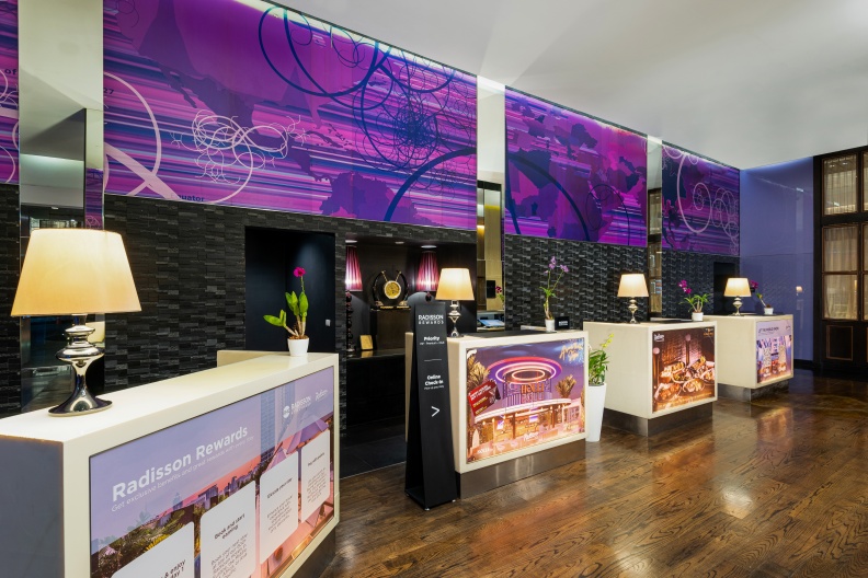 01-Lobby-Radisson-Suites-Bangkok-Sukhumvit
