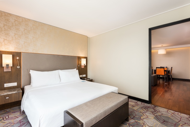 47-Guest-Room-Radisson-Suites-Bangkok-Sukhumvit