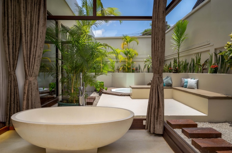 Colonial Jacuzzi Outdoor Garden