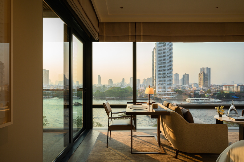 riverfront_premier_guestroom_008.jpg