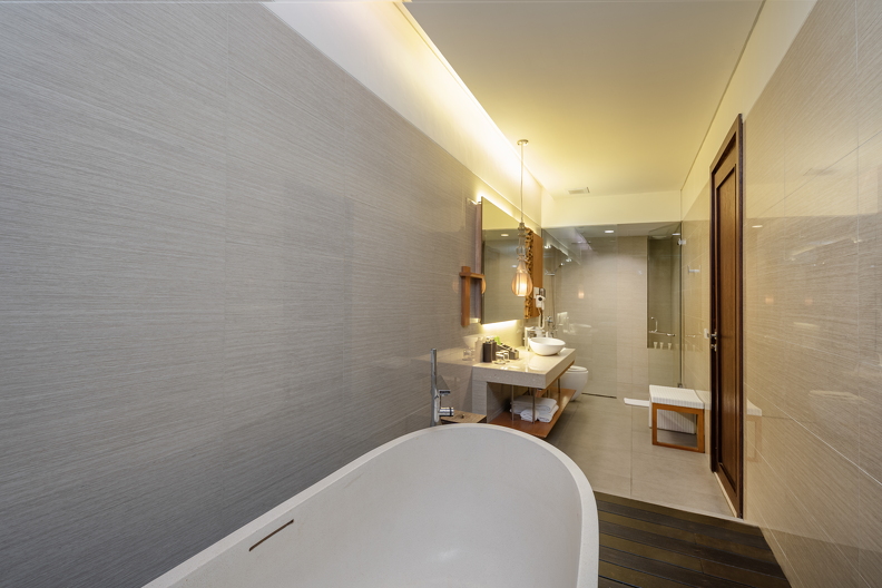 Deluxe Pool Access Bathroom