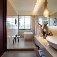 Deluxe King Bath Room