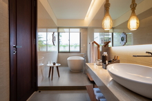 Deluxe King Bath Room