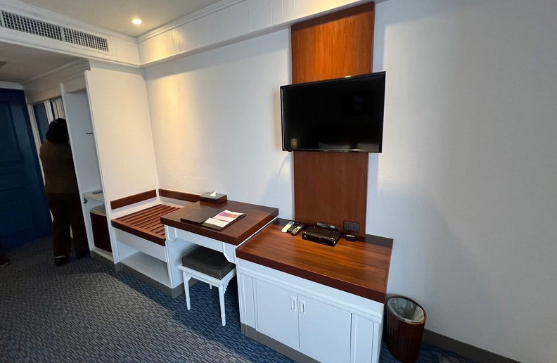 Deluxe-room-King-Desk.jpg